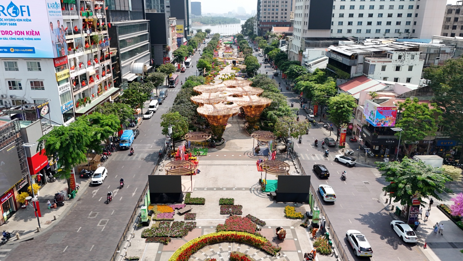 [Chùm ảnh] Toàn cảnh đường hoa Nguyễn Huệ trước ngày khai mạc
