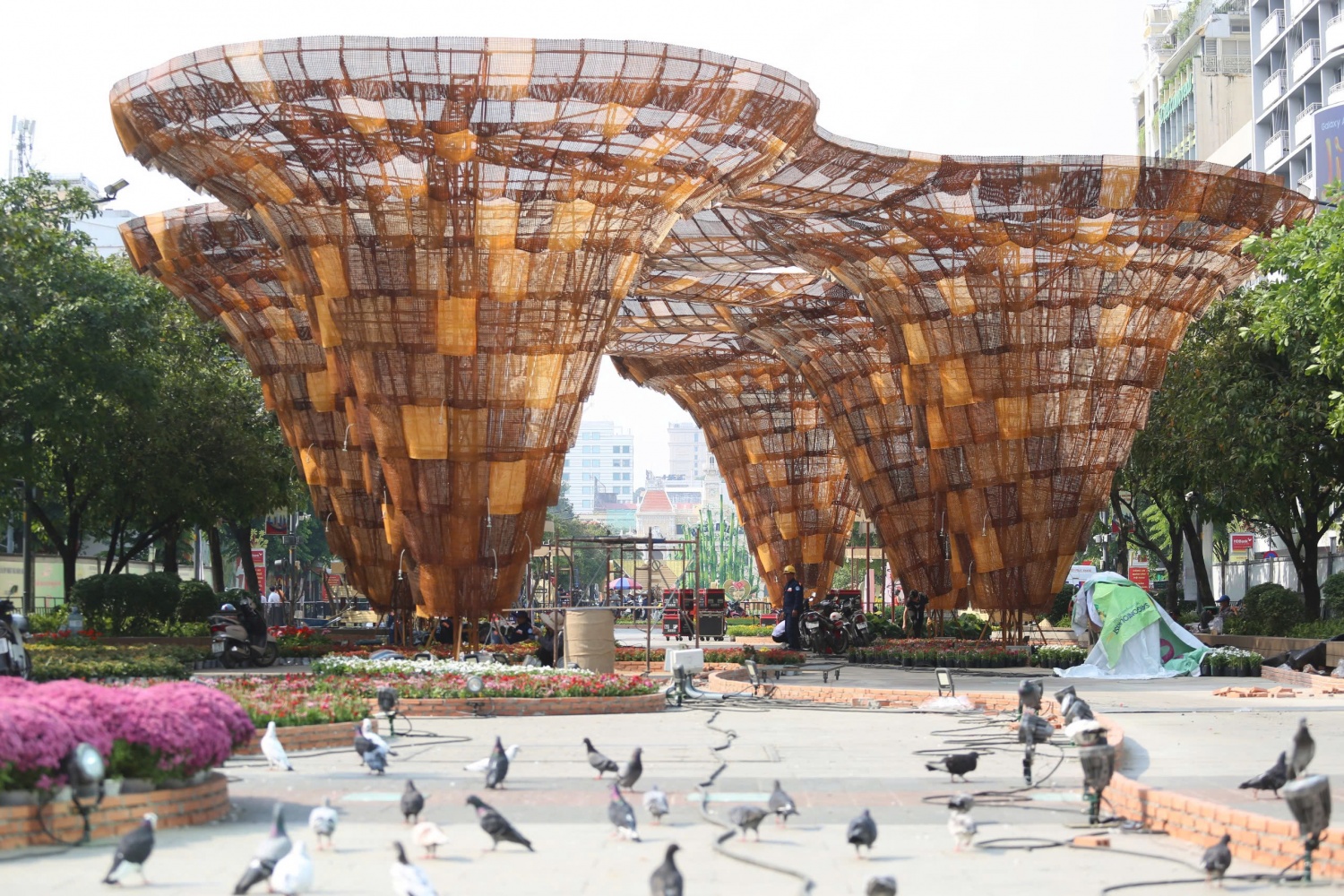 [Chùm ảnh] Diện mạo đường hoa Nguyễn Huệ trước ngày khai mạc