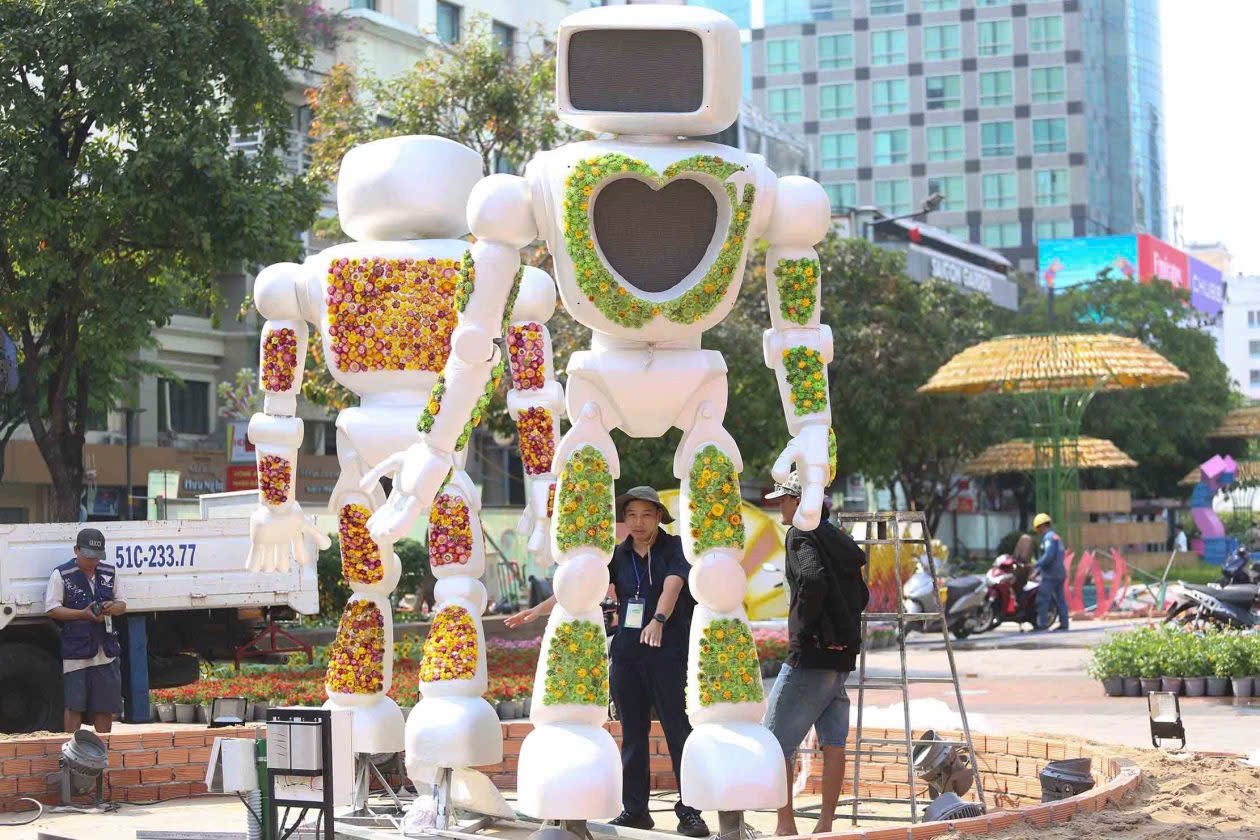 [Chùm ảnh] Diện mạo đường hoa Nguyễn Huệ trước ngày khai mạc