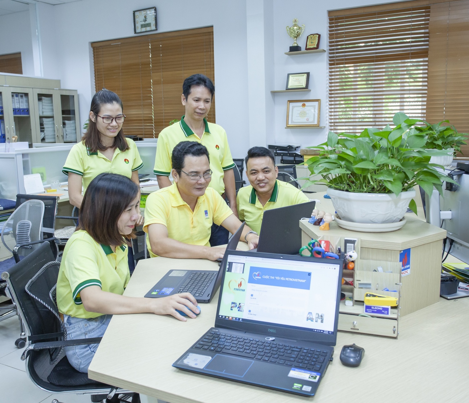 Công đoàn PVCFC luôn chú trọng đến công tác chăm lo cho người lao động, tạo môi trường làm việc minh bạch, hiệu quả, an toàn. Công đoàn PVCFC luôn chú trọng đến công tác chăm lo cho người lao động, tạo môi trường làm việc minh bạch, hiệu quả, an toàn.