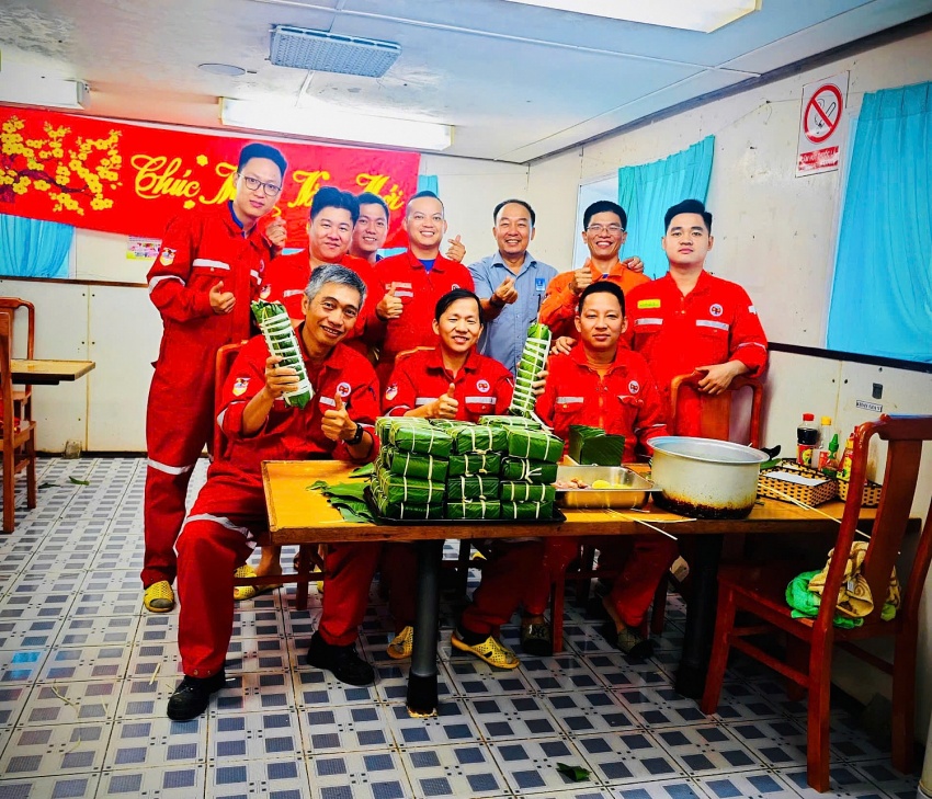 Không khí đón Tết giữa biển khơi