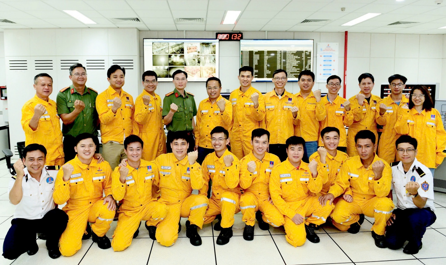 Tập thể người lao động thể hiện quyết tâm ngay từ ngày đầu năm mới