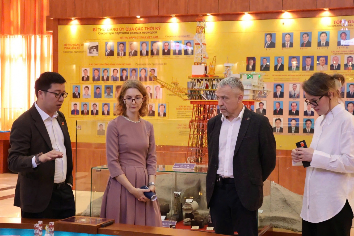 Trường Đại học Tổng hợp Dầu khí Gubkin thăm và làm việc tại Vietsovpetro