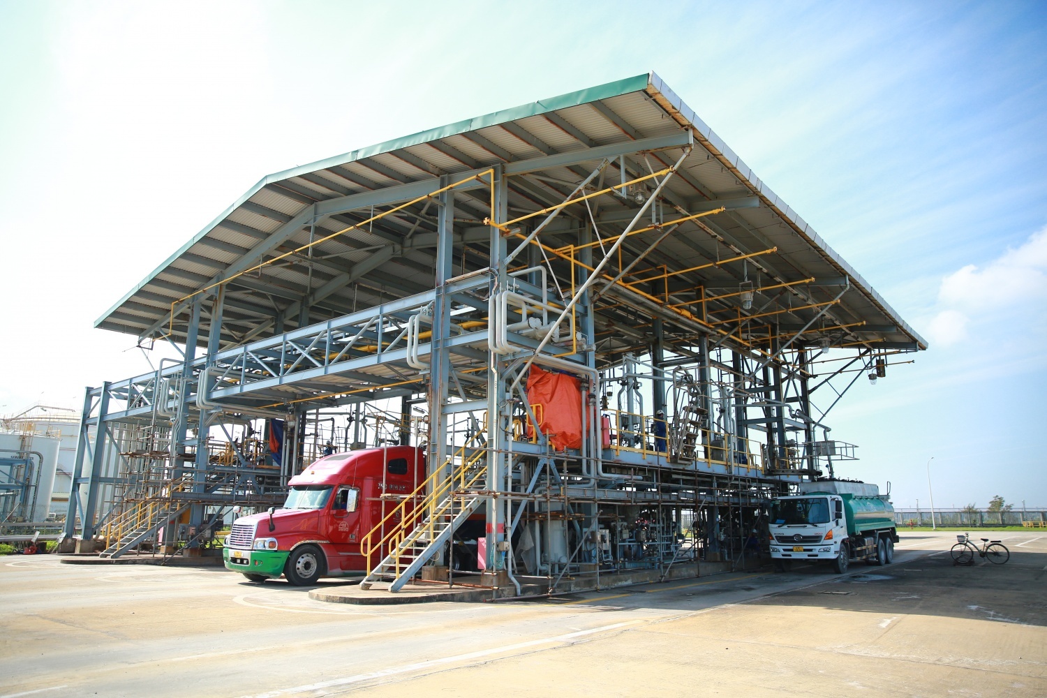 Trạm xuất sản phẩm đường bộ của NMLD Dung Quất sẽ được mở rộng từ 4 trạm lên 6 trạm để xuất bán các sản phẩm dầu DO và Jet - A1. Trạm xuất sản phẩm đường bộ của NMLD Dung Quất sẽ được mở rộng từ 4 trạm lên 6 trạm để xuất bán các sản phẩm dầu DO và Jet - A1.