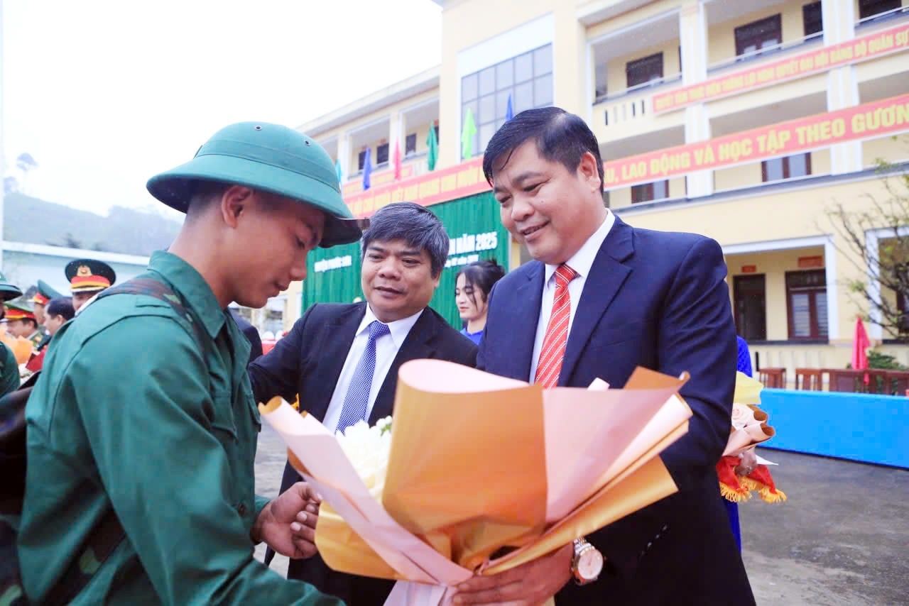 Đồng chí Trưởng Ban Nội chính Tỉnh uỷ Nguyễn Mạnh Hà tặng hoa chúc các tân binh lên đường hoàn thành tốt nghĩa vụ