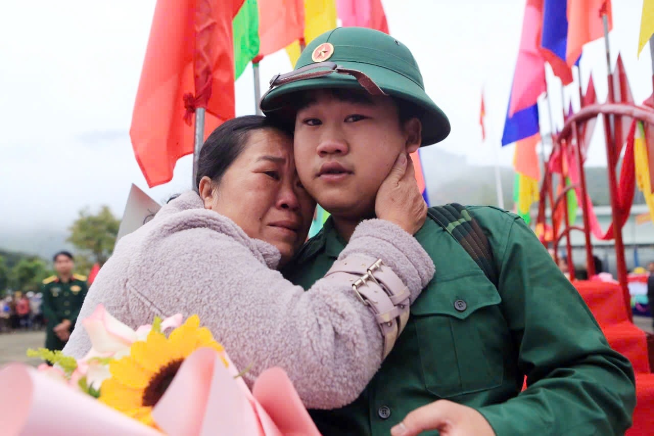 Người thân của một chiến sỹ xúc động trước lúc chia tay người thân lên đường thực hiện nghĩa vụ quân sự.