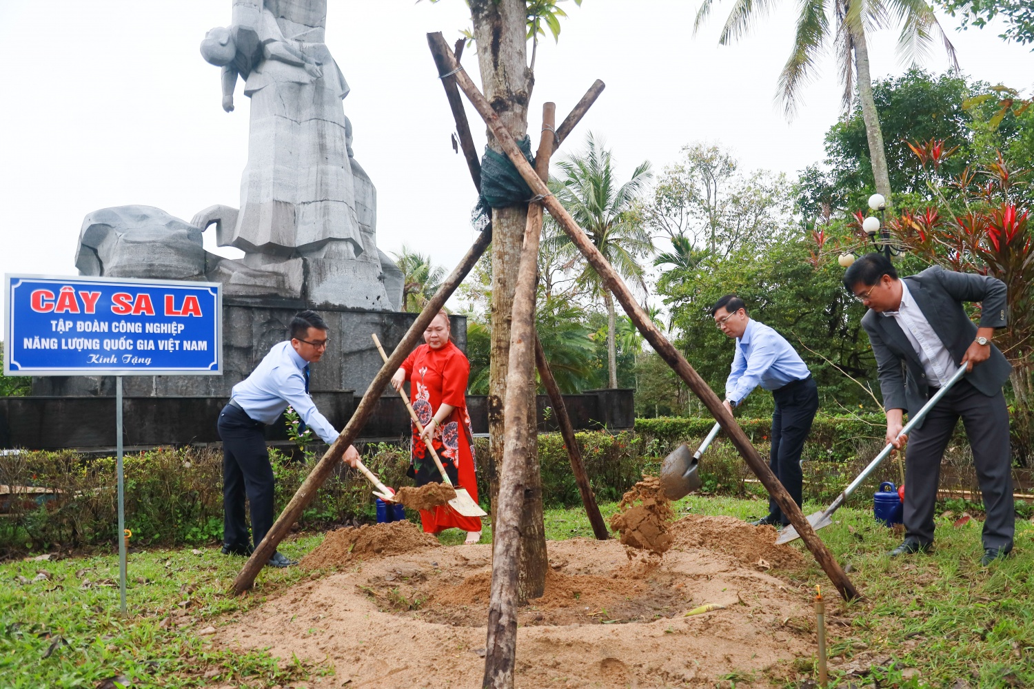10.	Các  đồng chí lãnh đạo thuộc Đảng uỷ Tập đoàn, Đảng bộ PVMR, Chi PMS tổ chức trồng cây lưu niệm tại khuôn viên Khu chứng tích.