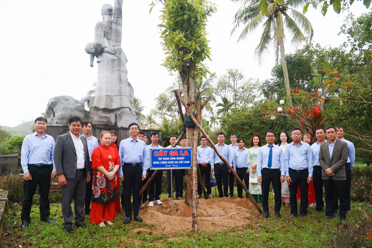 11. Hoạt động trồng cây nhằm tạo không gian xanh, thêm bóng mát, tạo cảnh quan cho khuôn viên Khu chứng tích Sơn Mỹ. 11. Hoạt động trồng cây nhằm tạo không gian xanh, thêm bóng mát, tạo cảnh quan cho khuôn viên Khu chứng tích Sơn Mỹ.