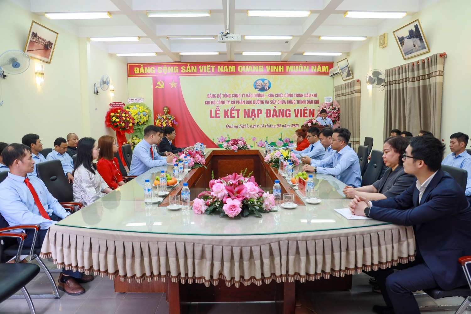 Quang cảnh Lễ kết nạp đảng viên mới của Chi bộ PMS. Quang cảnh Lễ kết nạp đảng viên mới của Chi bộ PMS.