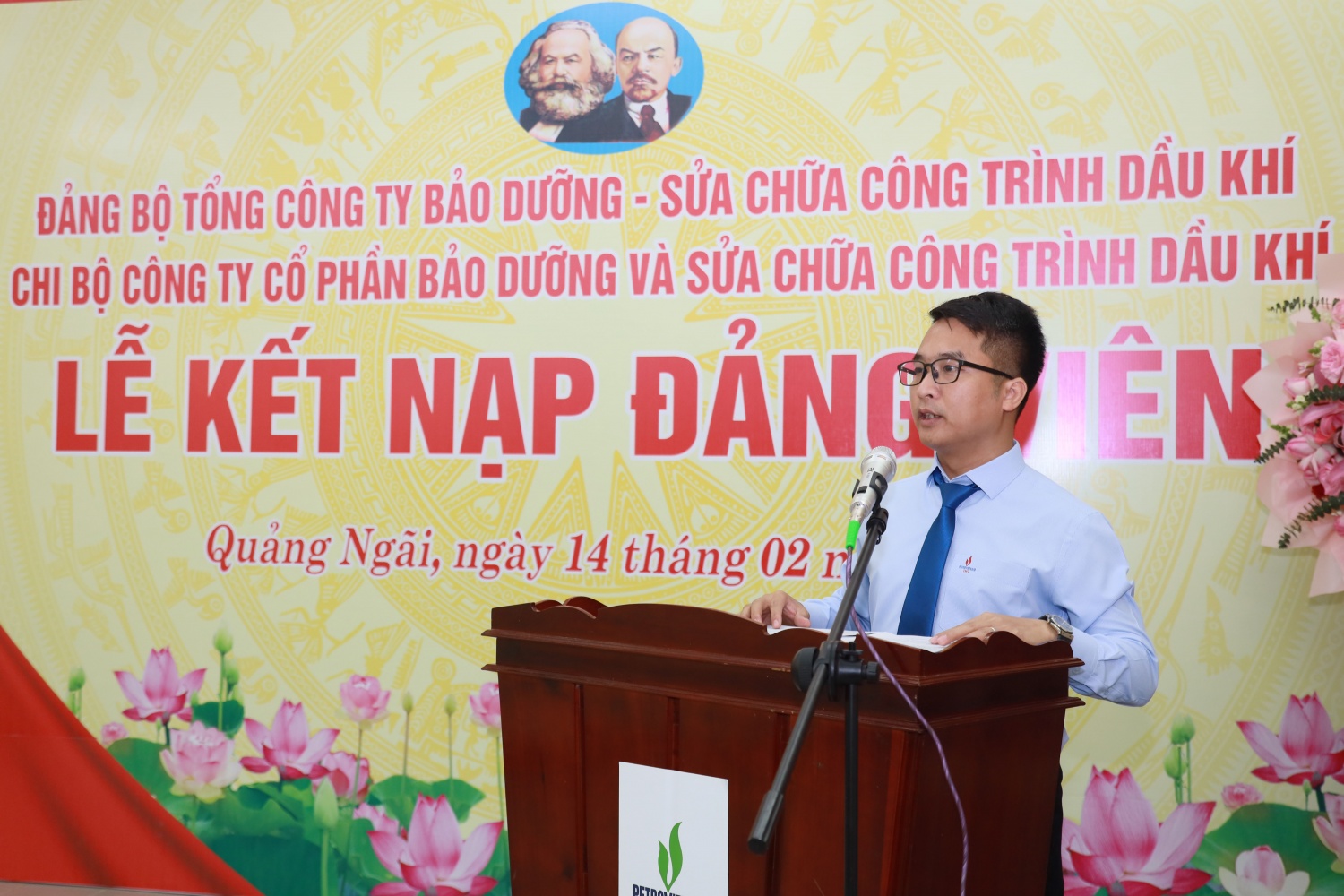 2. Đồng chí Đỗ Mạnh Hùng – Bí thư Chi bộ, Giám đốc PMS công bố các quyết định kết nạp đảng viên. 2. Đồng chí Đỗ Mạnh Hùng – Bí thư Chi bộ, Giám đốc PMS công bố các quyết định kết nạp đảng viên.