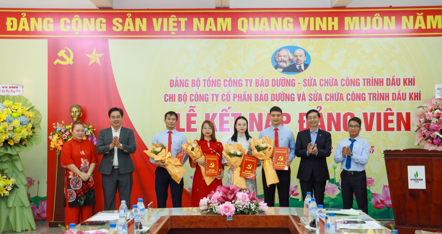 3. Đồng chí Trần Quang Dũng – Phó Bí thư Thường trực Đảng uỷ Tập đoàn và đồng chí Nguyễn Trung Trí – Bí thư Đảng uỷ PVMR trao các quyết định kết nạp đảng viên cho 4 quần chúng ưu tú. 3. Đồng chí Trần Quang Dũng – Phó Bí thư Thường trực Đảng uỷ Tập đoàn và đồng chí Nguyễn Trung Trí – Bí thư Đảng uỷ PVMR trao các quyết định kết nạp đảng viên cho 4 quần chúng ưu tú.