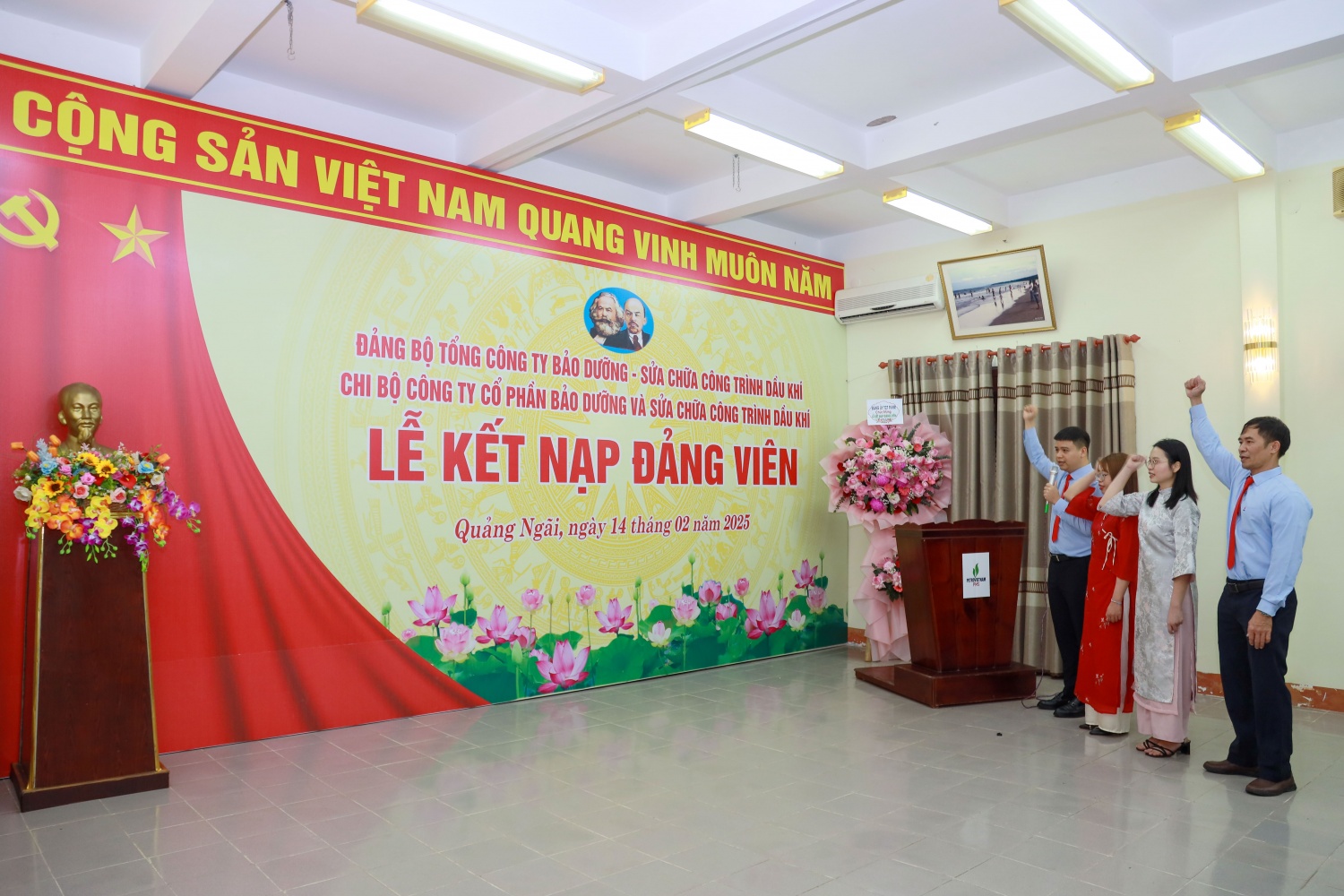 4. 4 đồng chí mới được kết nạp Đảng đọc lời tuyên thệ. 4. 4 đồng chí mới được kết nạp Đảng đọc lời tuyên thệ.