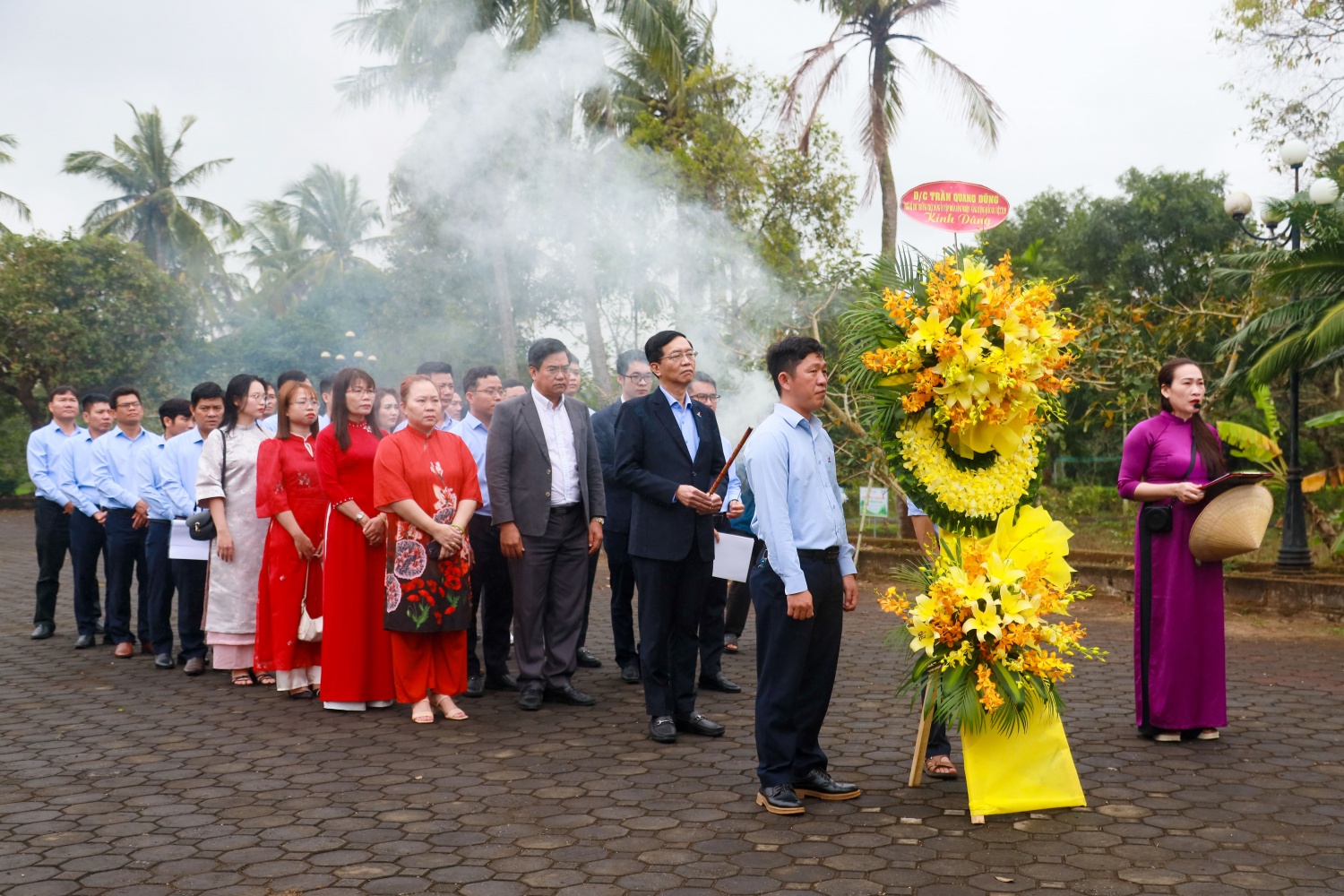 7. Đồng chí Trần Quang Dũng – Phó Bí thư Thường trực Đảng uỷ Tập đoàn cùng các đồng chí thuộc Đảng bộ PVMR, Chi bộ PMS tổ chức dâng hương tưởng niệm đồng bào tại Khu chứng tích Sơn Mỹ. 7. Đồng chí Trần Quang Dũng – Phó Bí thư Thường trực Đảng uỷ Tập đoàn cùng các đồng chí thuộc Đảng bộ PVMR, Chi bộ PMS tổ chức dâng hương tưởng niệm đồng bào tại Khu chứng tích Sơn Mỹ.