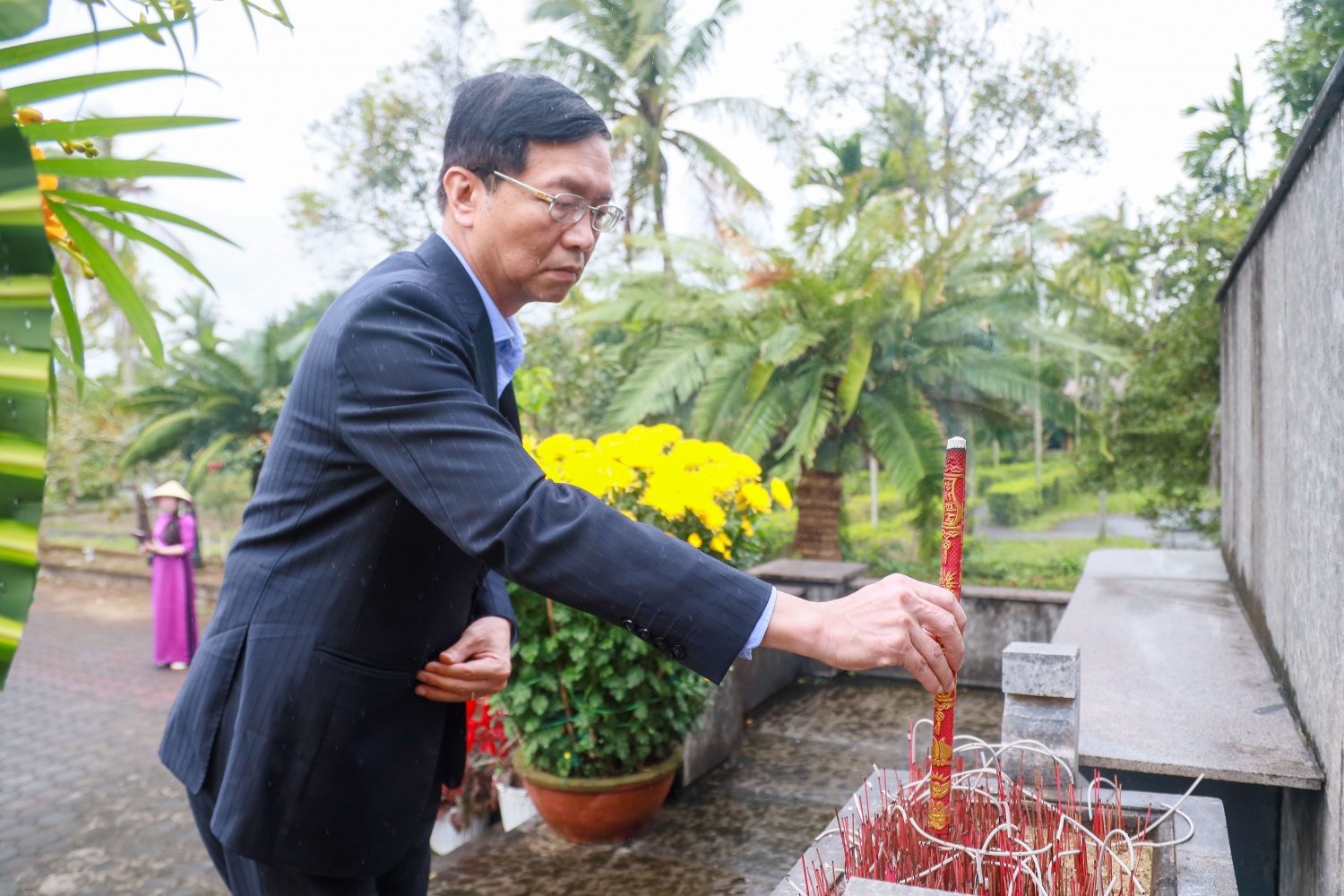 8. Đồng chí Trần Quang Dũng – Phó Bí thư Thường trực Đảng uỷ Tập đoàn bày tỏ lòng tiếc thương đối với những nạn nhân của vụ thảm sát Sơn Mỹ. 8. Đồng chí Trần Quang Dũng – Phó Bí thư Thường trực Đảng uỷ Tập đoàn bày tỏ lòng tiếc thương đối với những nạn nhân của vụ thảm sát Sơn Mỹ.