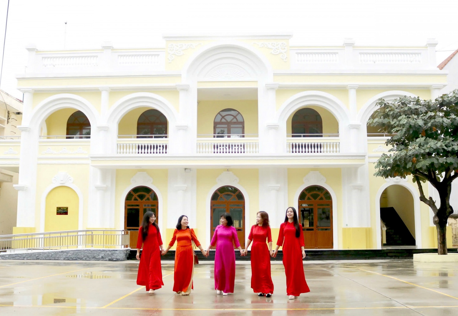 Các cô giáo và học sinh trường Quốc học Quy Nhơn hân hoan bên công trình mới  