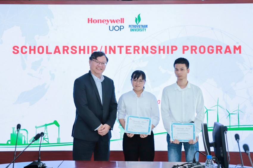 Honeywell UOP trao tặng học bổng cho sinh viên PVU xuất sắc