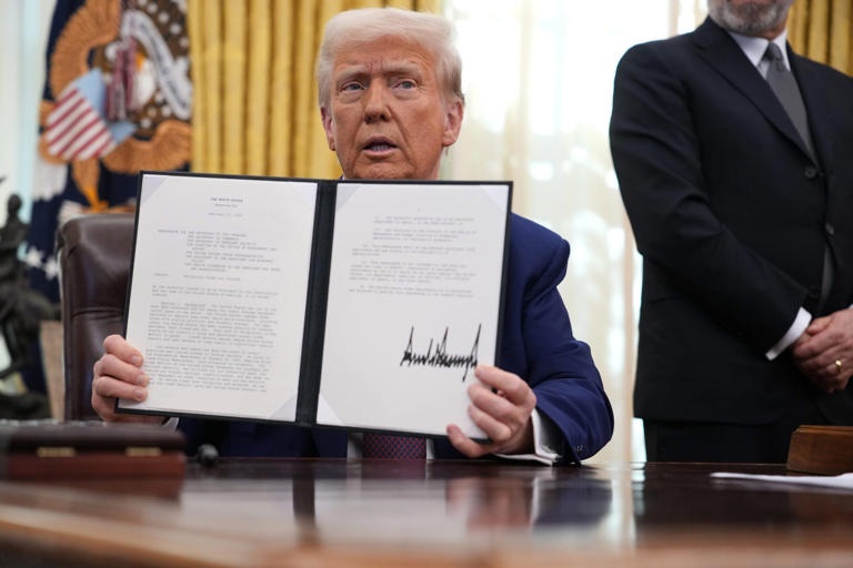 Ngành khoan dầu Canada chao đảo trước đòn áp thuế của ông Trump