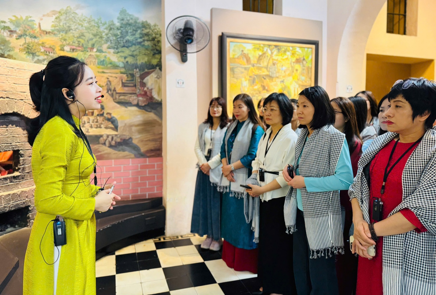 Đoàn nghe hướng dẫn viên giới thiệu về di tích lịch sử Nhà tù Hỏa Lò