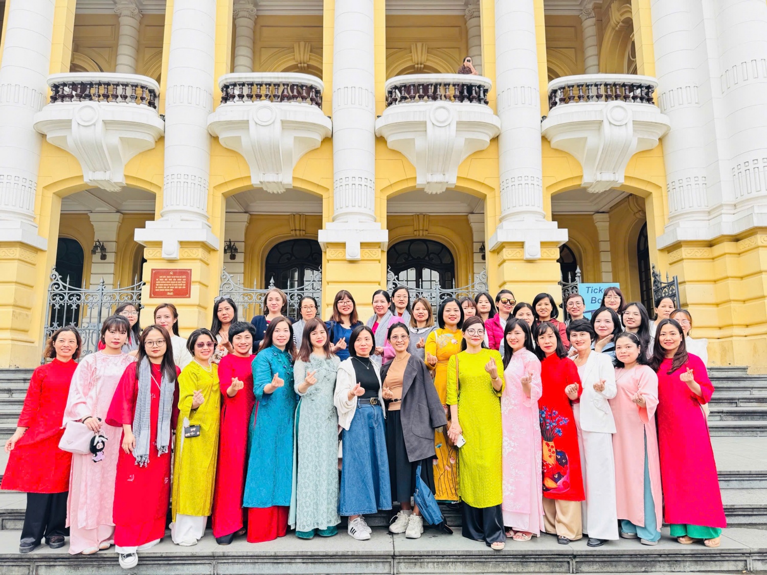 Đoàn chụp ảnh lưu niệm trước Nhà hát lớn