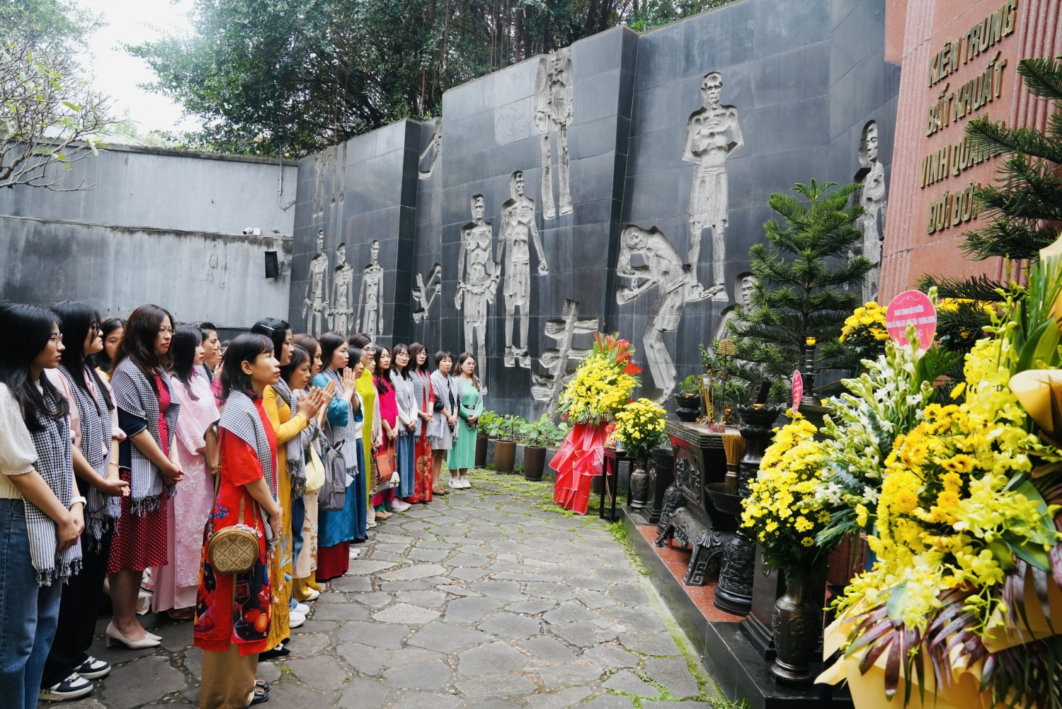 Công đoàn VPI dâng hương, tri ân các anh hùng liệt sĩ đã anh dũng chiến đấu, hy sinh vì sự nghiệp đấu tranh giải phóng dân tộc tại Đài tưởng niệm Di tích lịch sử Nhà tù Hỏa Lò.