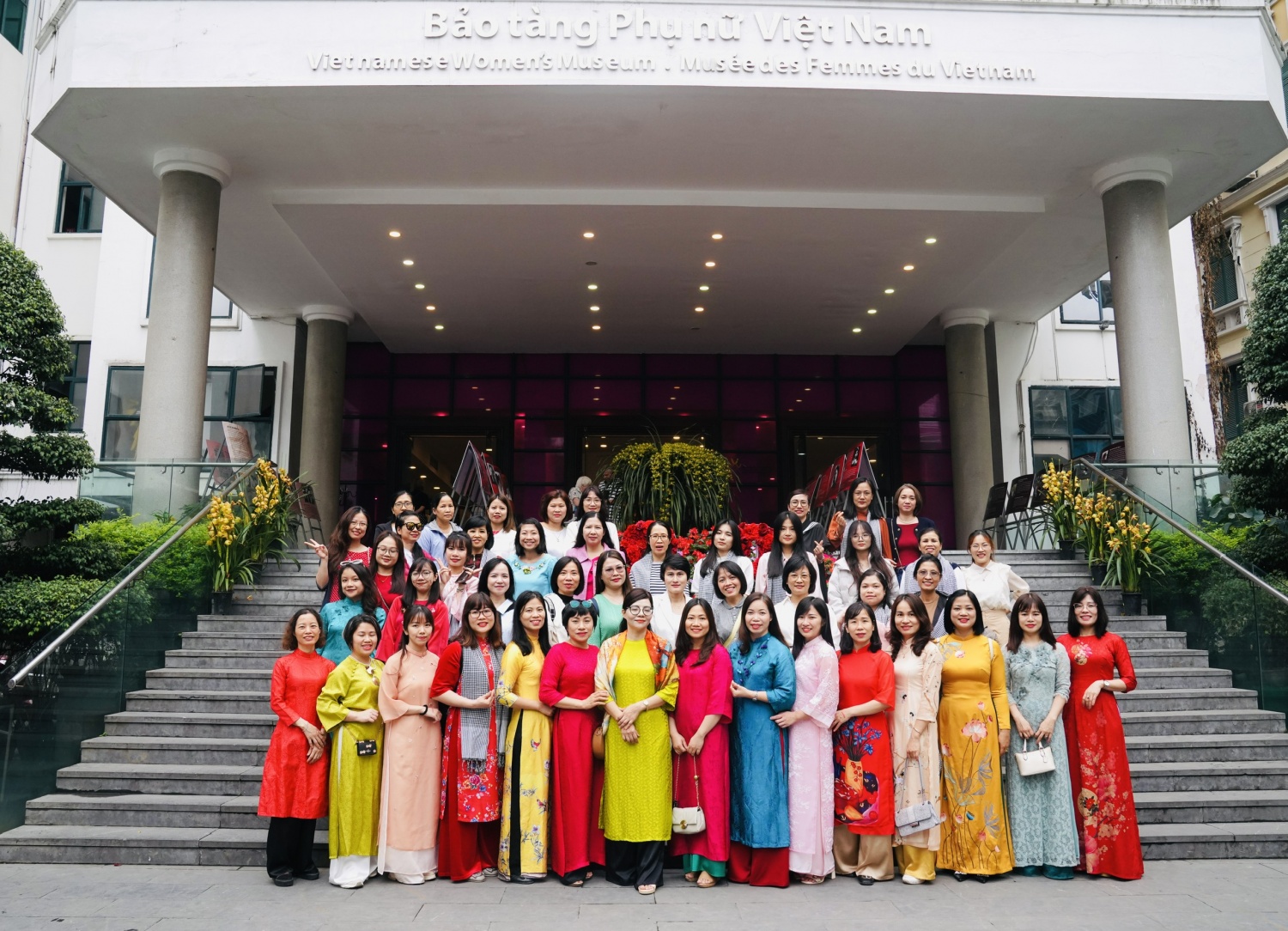 Đoàn tham quan Bảo tàng Phụ nữ Việt Nam