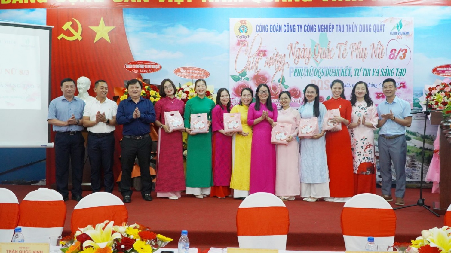 Lãnh đạo Công đoàn- Công ty tặng quà cho Nữ CBCNV tham gia mini Game tại buổi tọa đàm