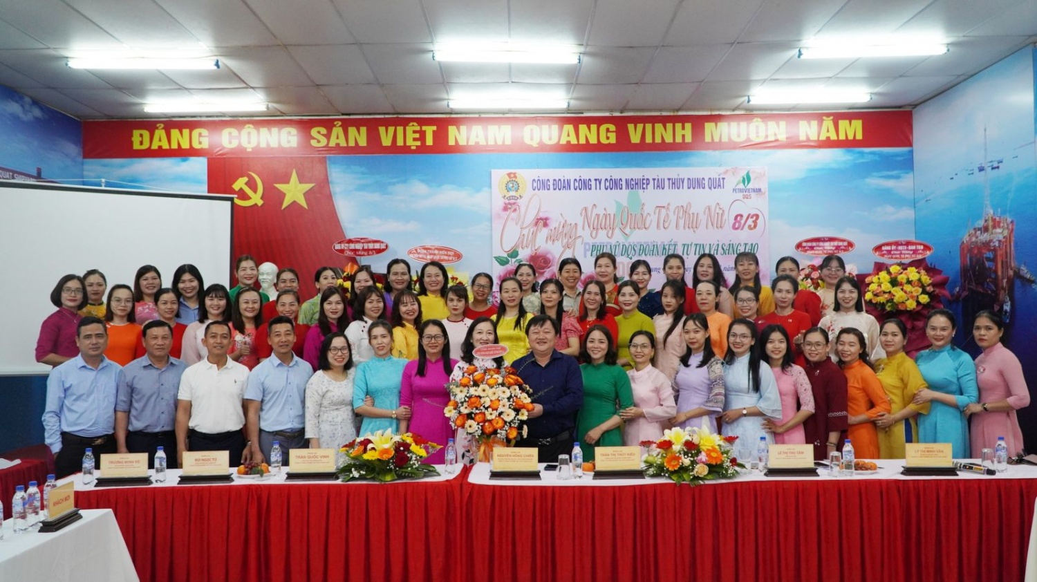 Bên cạnh toạ đàm, sự kiện tuần lễ áo dài cũng thu hút đông đảo các nữ CBCNV tại DQS hưởng ứng, tham gia.