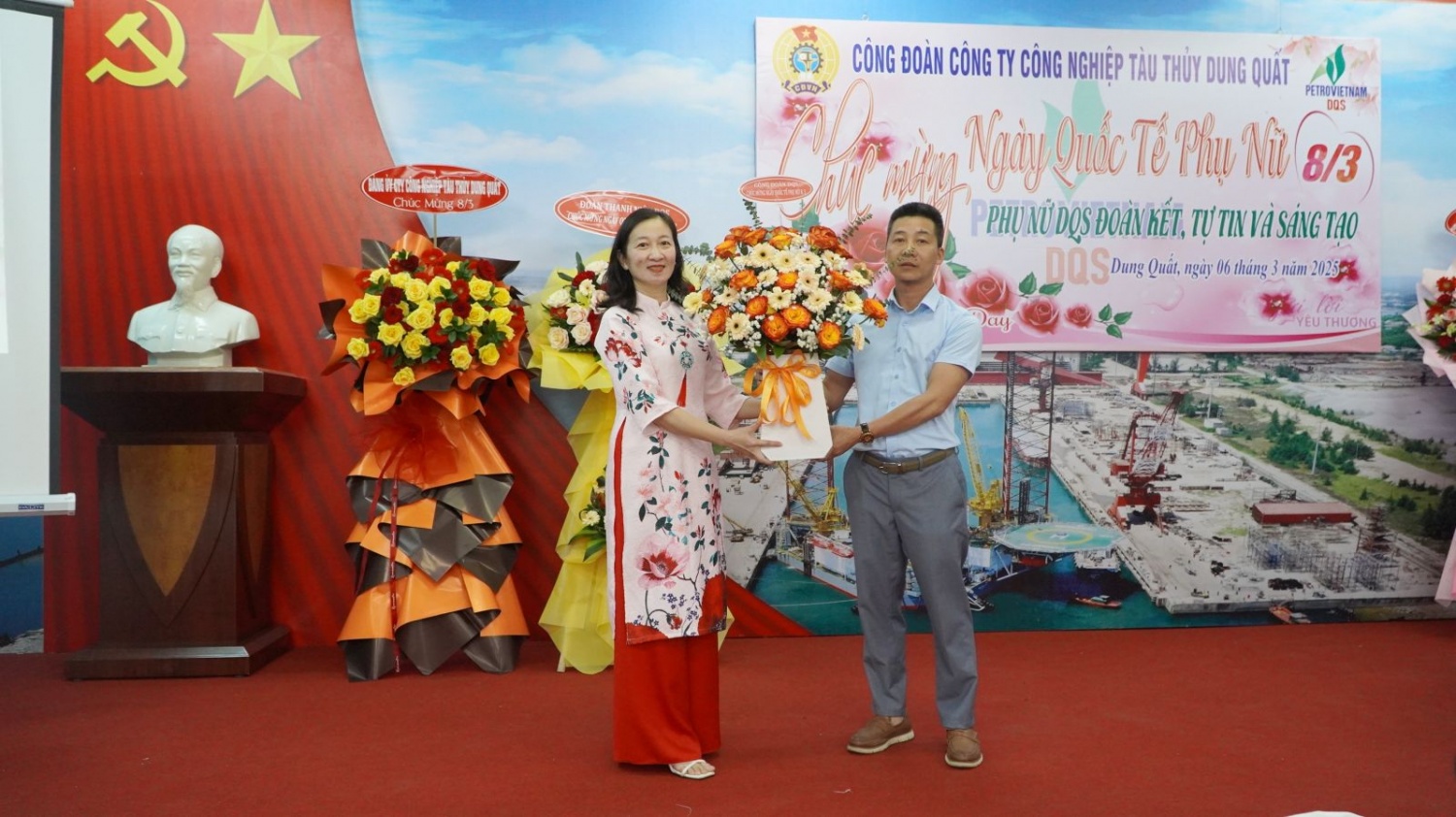 ông Trần Quốc Vinh, Phó Chủ tịch Công đoàn đã tặng giõ hoa tươi thắm cho Tập thể Nữ CBCNV DQS