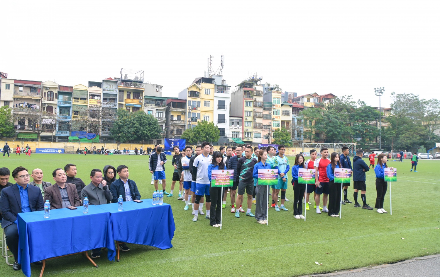 4 đội bóng tham gia Giải bóng đá