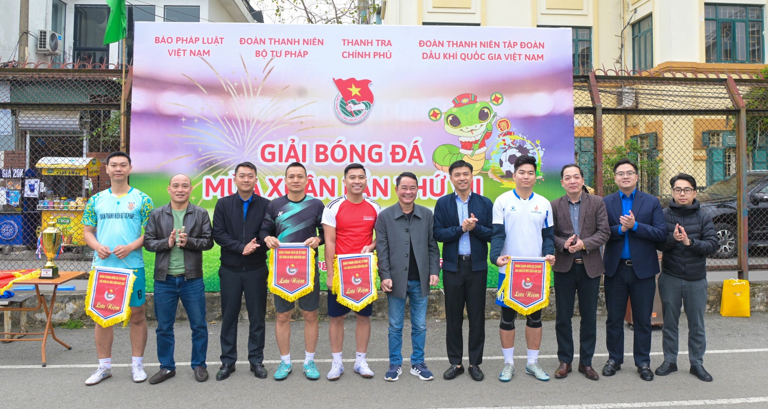 Các đại biểu trao cờ lưu niệm cho đại diện 4 đội bóng