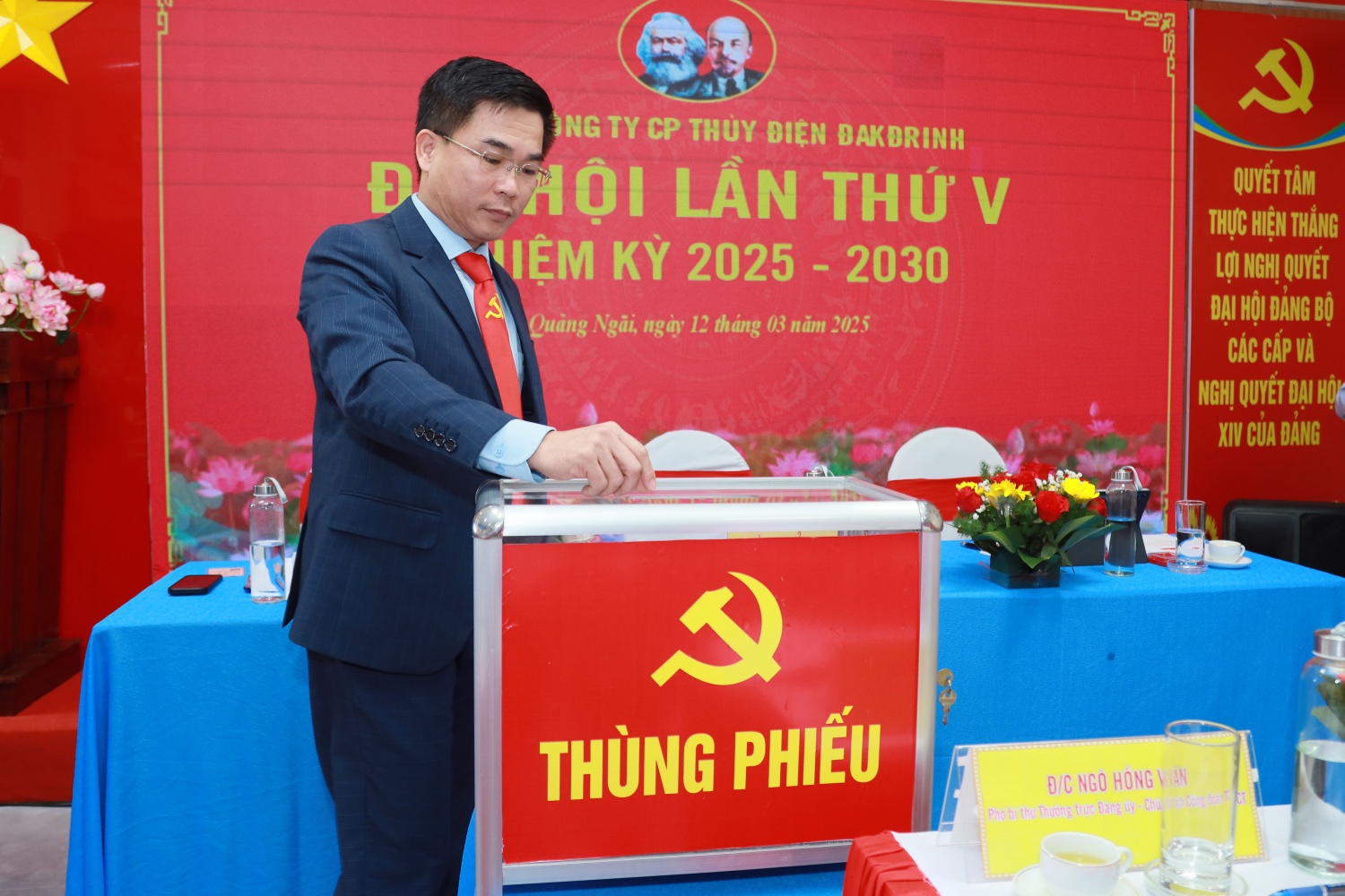 Các đồng chí trong Đoàn Chủ tịch bỏ phiếu bầu cử cấp uỷ và đoàn đại biểu tham dự Đại hội Đảng bộ PV Power. Các đồng chí trong Đoàn Chủ tịch bỏ phiếu bầu cử cấp uỷ và đoàn đại biểu tham dự Đại hội Đảng bộ PV Power.