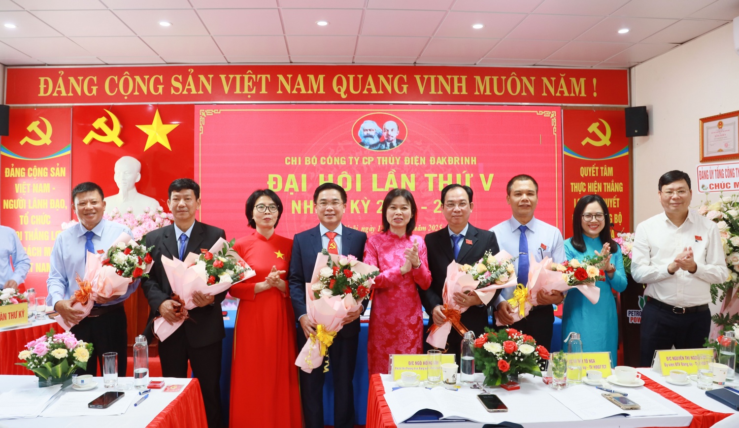 Cấp ủy ra mắt nhận nhiệm vụ trong nhiệm kỳ mới. Cấp ủy ra mắt nhận nhiệm vụ trong nhiệm kỳ mới.