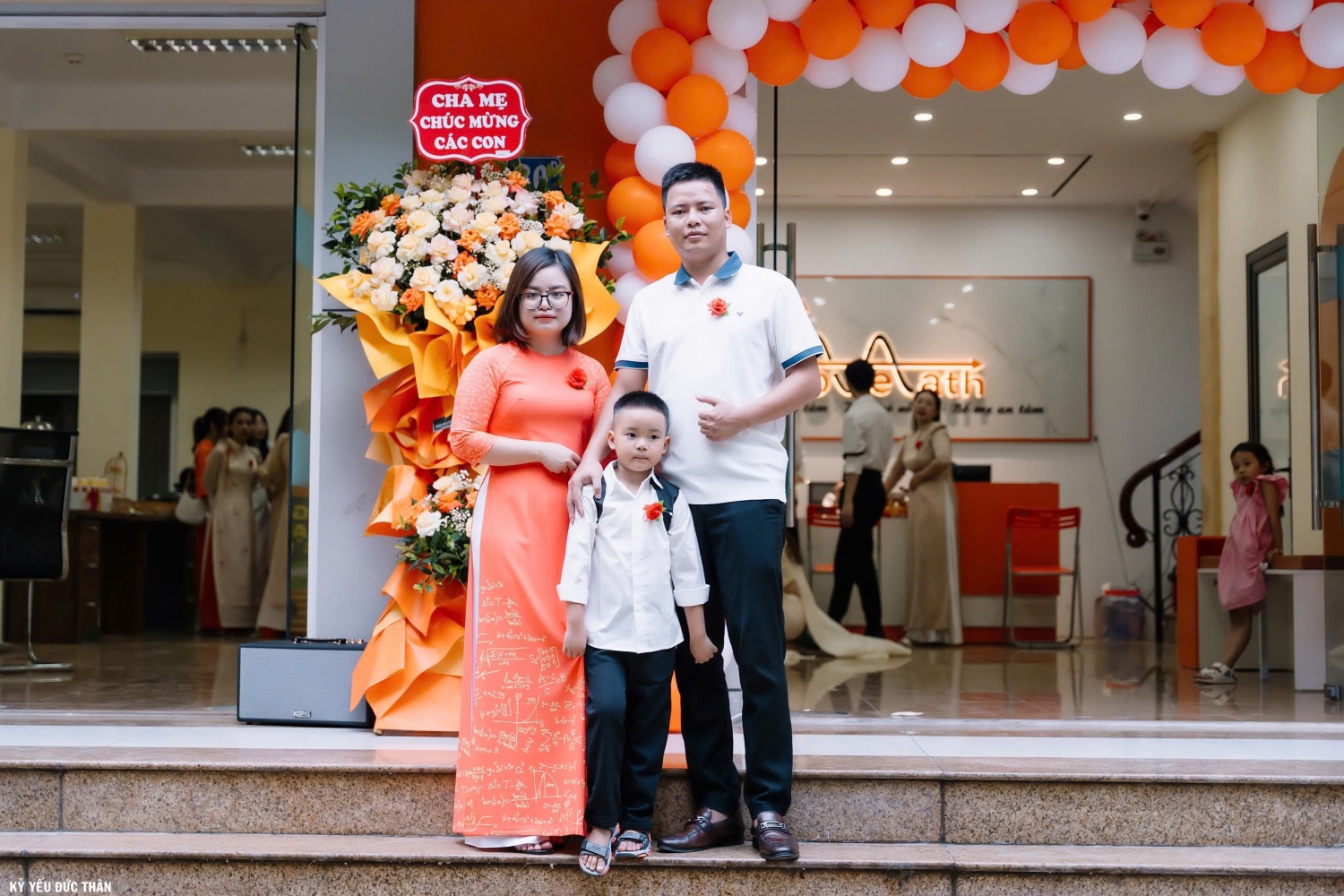 Chị Liên cùng gia đình tại Trung tâm bồi dưỡng kỹ năng tự học toán Love Math do chị và chồng xây dựng và phát triển. Chị Liên cùng gia đình tại Trung tâm bồi dưỡng kỹ năng tự học toán Love Math do chị và chồng xây dựng và phát triển.