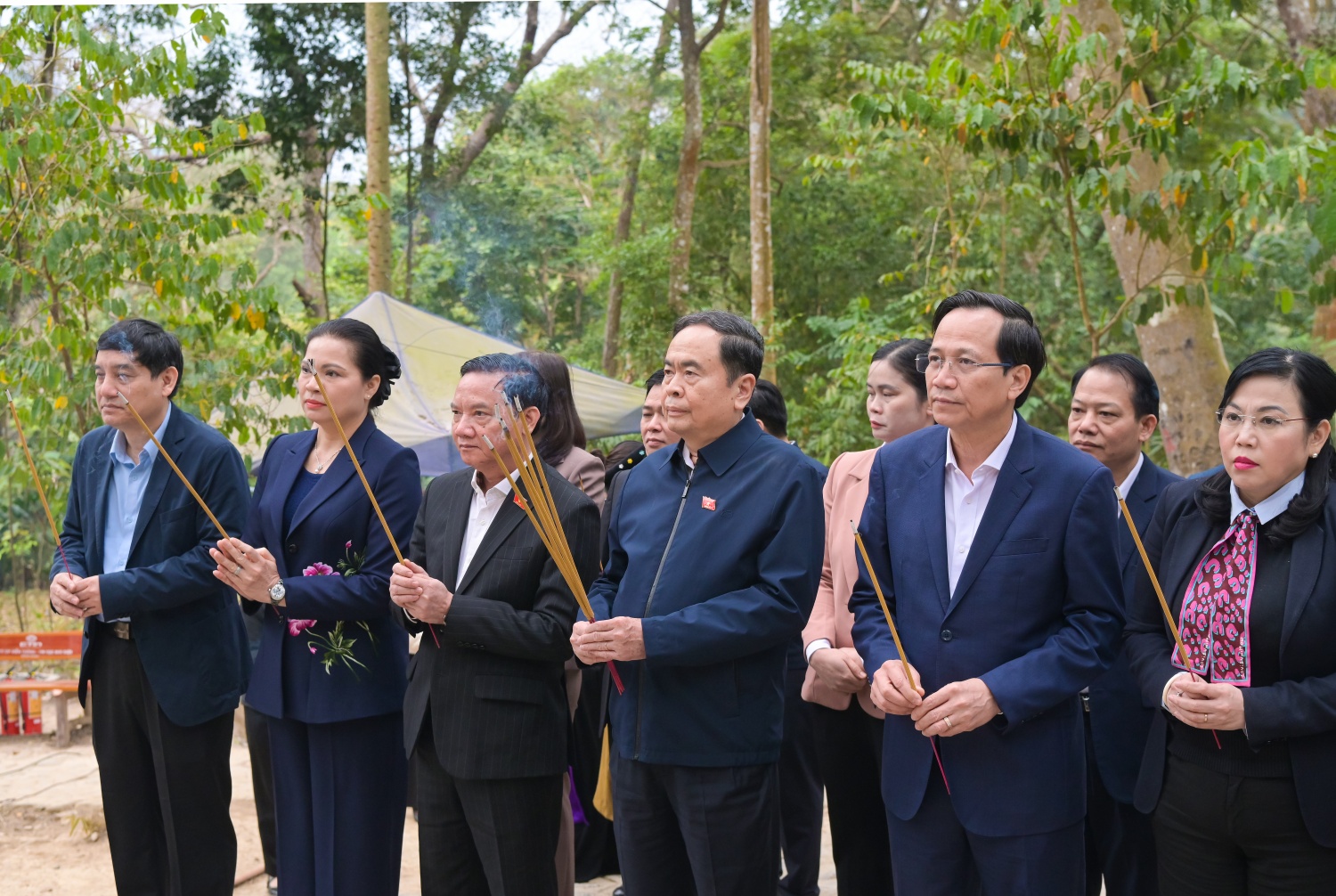 Chủ tịch Quốc hội Trần Thanh Mẫn và đoàn công tác dâng hương tại Lán Nà Nưa, thuộc Khu di tích Quốc gia đặc biệt Tân Trào