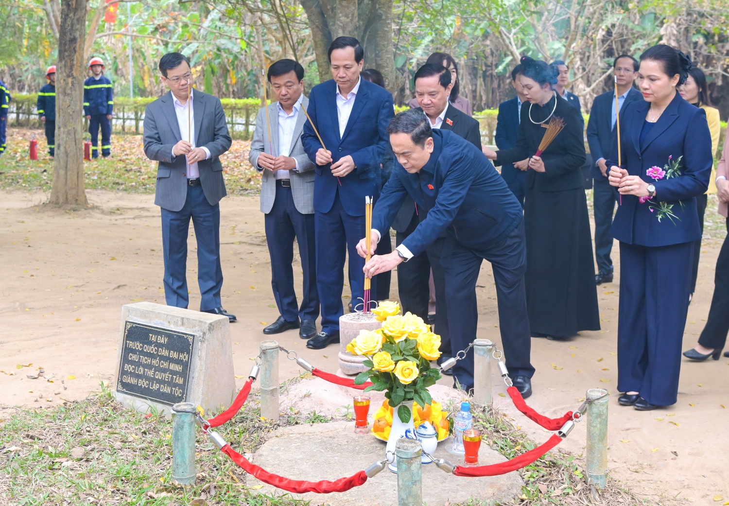 Chủ tịch Quốc hội Trần Thanh Mẫn đến dâng hương tại Đình Tân Trào.