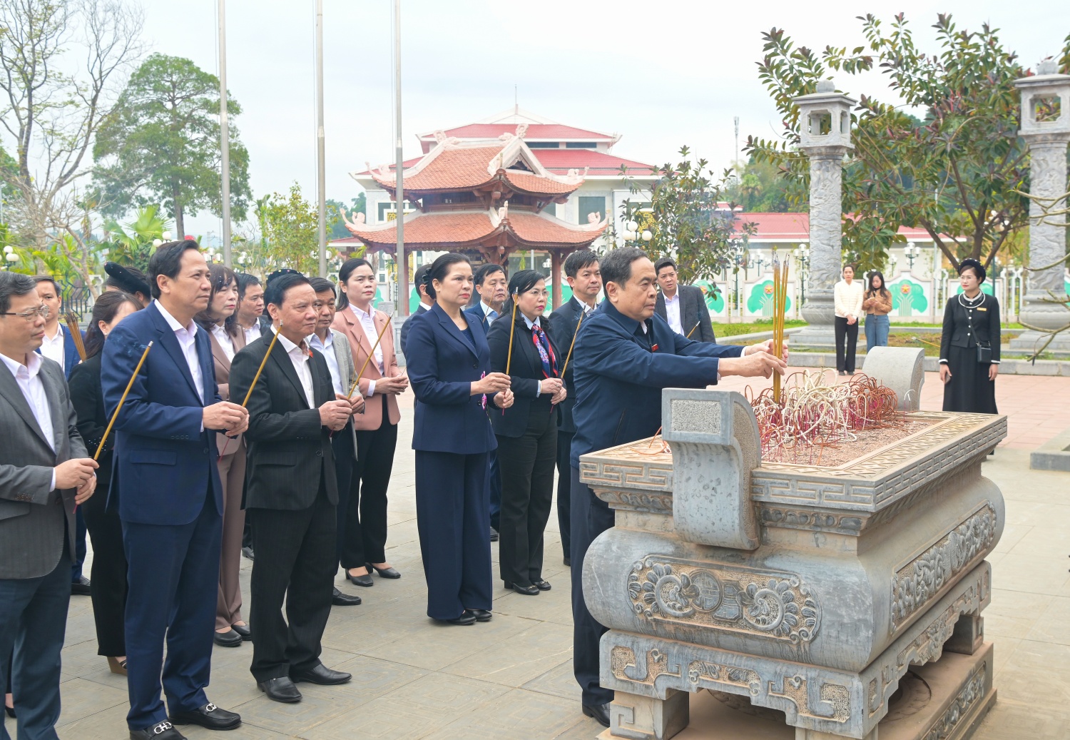 đoàn công tác đã dâng hương tưởng niệm, tri ân các vị tiền bối cách mạng - những học trò xuất sắc của Chủ tịch Hồ Chí Minh, những chiến sĩ cộng sản kiên trung, bất khuất, suốt đời đấu tranh vì độc lập dân tộc, thống nhất Tổ quốc, vì tự do, hạnh phúc của nhân dân.
