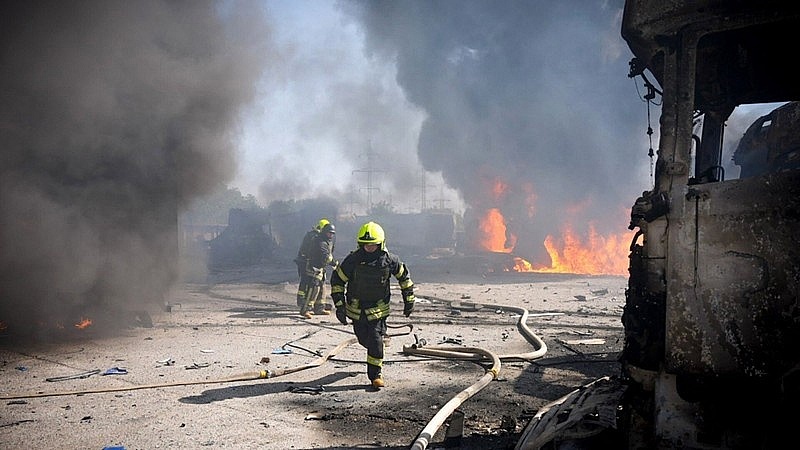 Một cuộc tấn công vào cơ sở hạ tầng năng lượng tại Ukraine - Ảnh: Internet