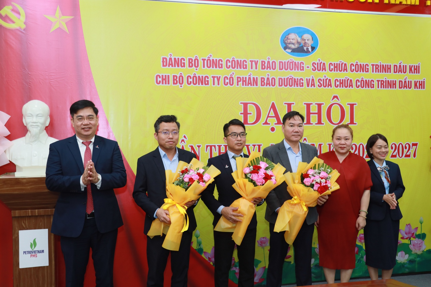 Các đồng chí Chi uỷ Chi bộ PMS ra mắt Đại hội.