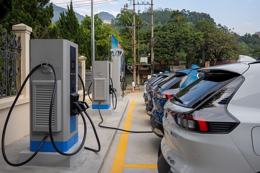 Trạm sạc, xưởng dịch vụ rộng khắp, tài xế dịch vụ yên tâm “chốt” đơn VinFast Green