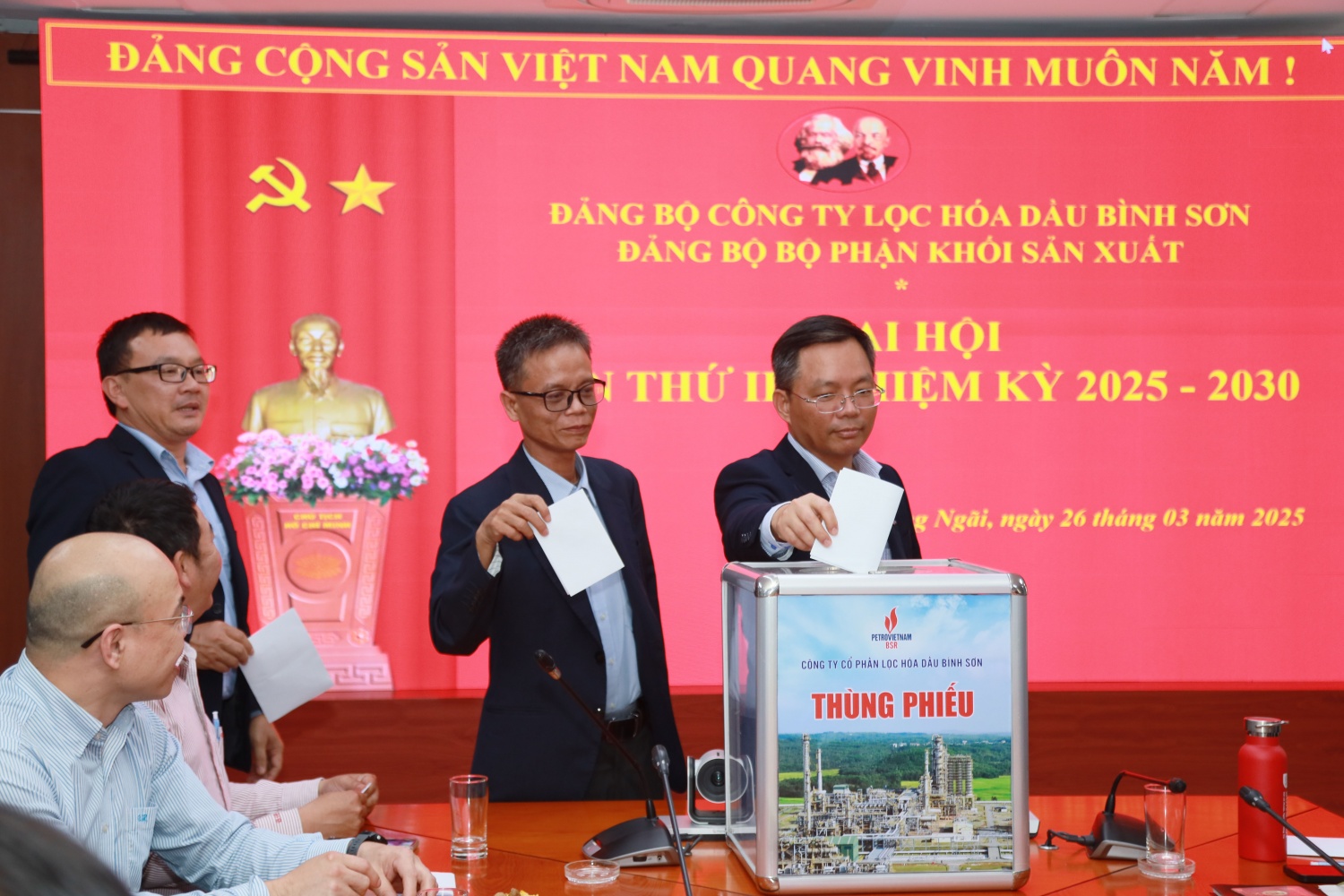 Các đảng viên tiến hành bỏ phiếu tại Đại hội.