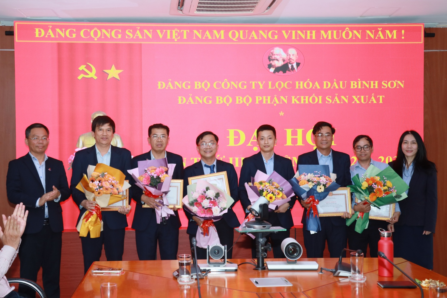 Đảng bộ bộ phận Khối Sản xuất trao tặng bằng khen cho các đảng viên hoàn thành xuất sắc nhiệm vụ trong nhiệm kỳ 2020 - 2025.