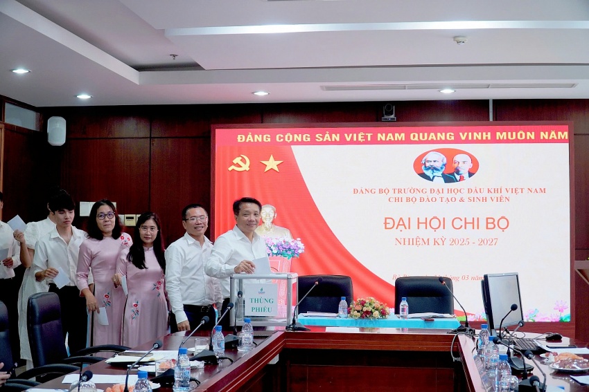 Đại hội Chi bộ Đào tạo và Sinh viên PVU: Đẩy mạnh công tác nghiên cứu khoa học, đổi mới sáng tạo trong sinh viên