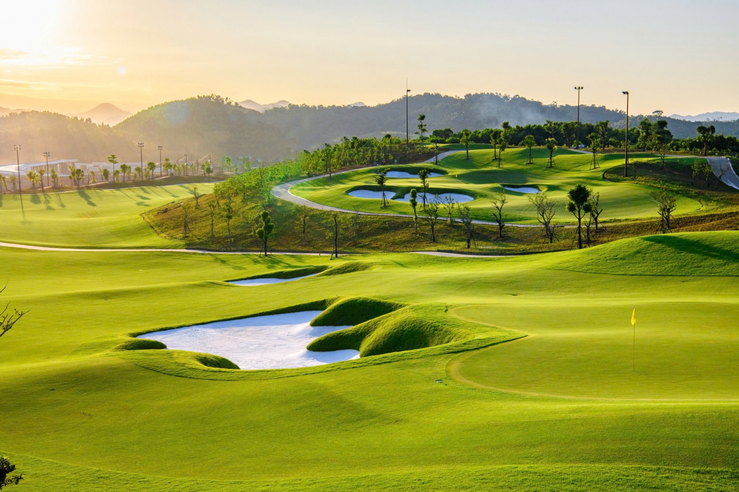 Huyền thoại “Cá mập trắng” Greg Norman khảo sát sân golf T&T Văn Lang Empire chuẩn bị cho trải nghiệm 18 hố