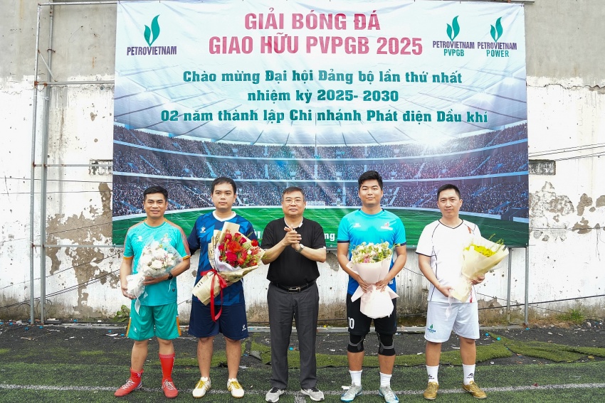 Ông Trần Huy Vượng tặng hoa cho đội trưởng các đội bóng tham gia giải đấu