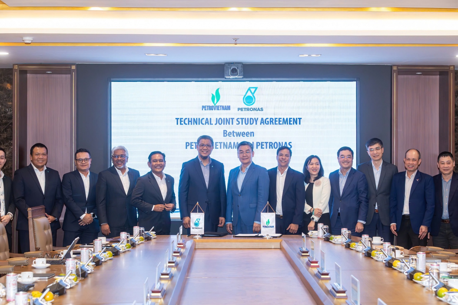 Ông Lê Mạnh Cường, Phó Tổng Giám đốc Petrovietnam và ông Mohd Jukris Abdul Wahab, Phó Tổng Giám đốc PETRONAS ký thỏa thuận hợp tác