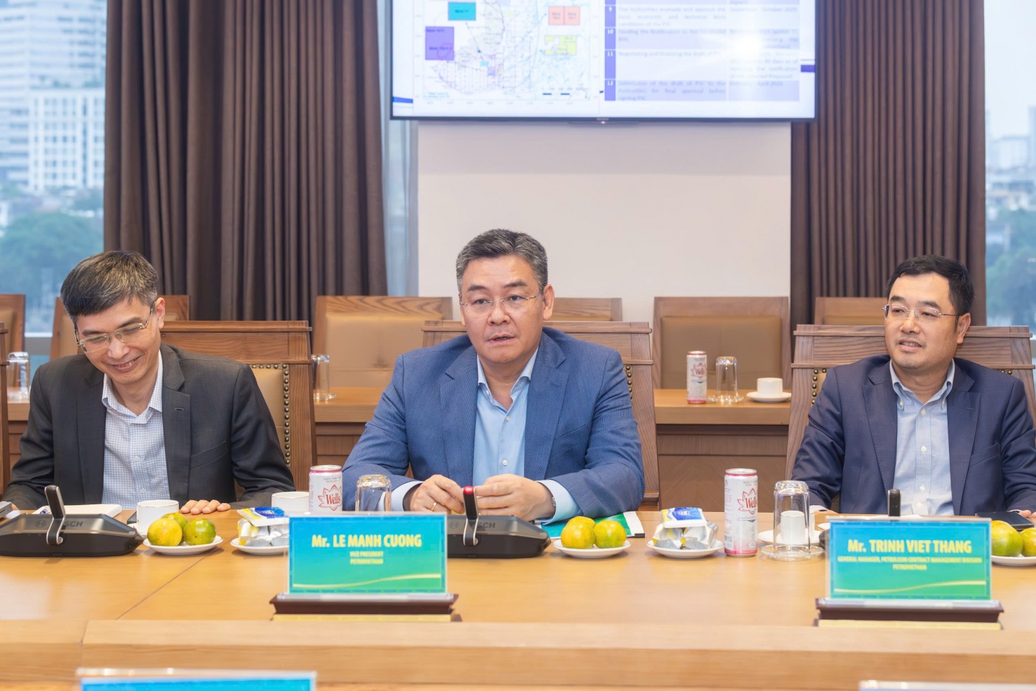 Phó Tổng Giám đốc Petrovietnam Lê Mạnh Cường trao đổi tại buổi làm việc