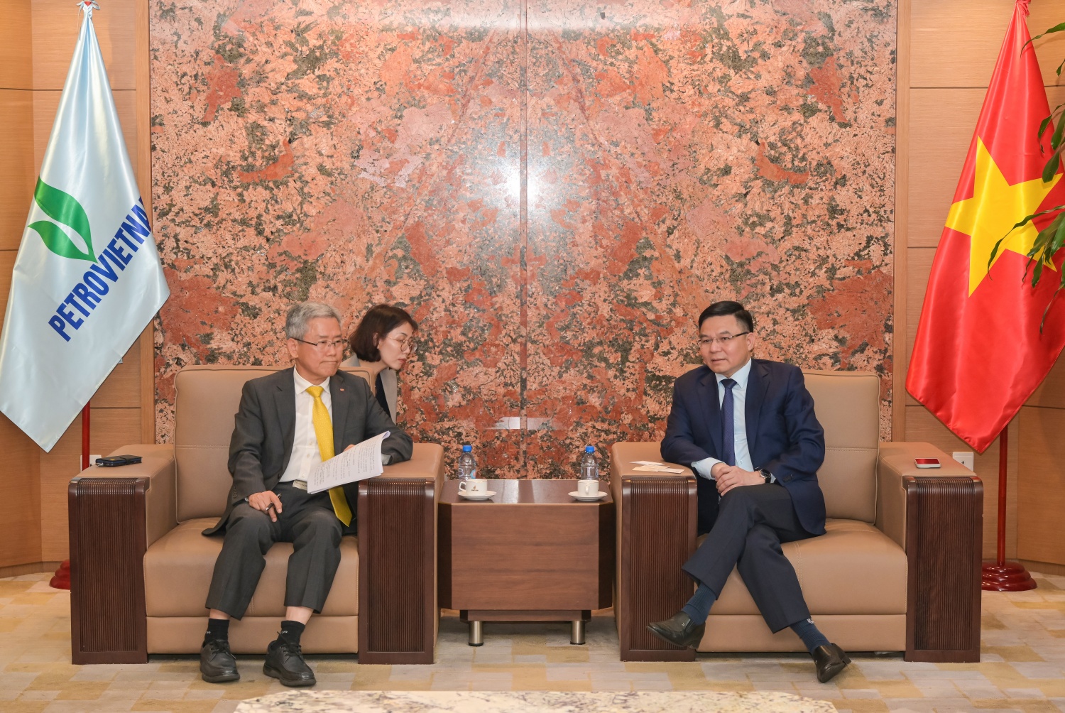 Lãnh đạo Petrovietnam và KEPCO trao đổi tại buổi làm việc Lãnh đạo Petrovietnam và KEPCO trao đổi tại buổi làm việc