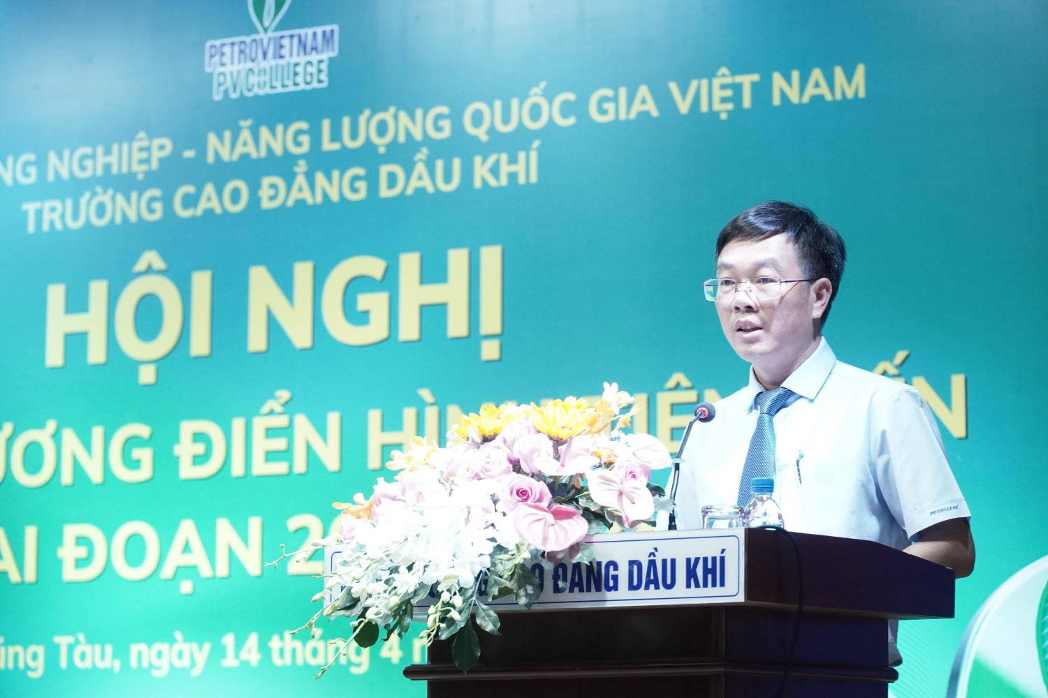 Ông Ngô Xuân Hưng - Phó Hiệu Trưởng phụ trách Trường PVCollege báo cáo tổng kết phong trào thi đua yêu nước và công tác khen thưởng giai đoạn 2020-2025 và Phương hướng, nhiệm vụ công tác thi đua khen thưởng giai đoạn 2025-2030.