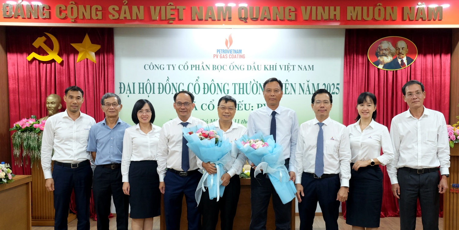 Lãnh đạo PV GAS COATING tặng hoa chúc mừng ông Trịnh Hải và ông Lê Đức Hòa