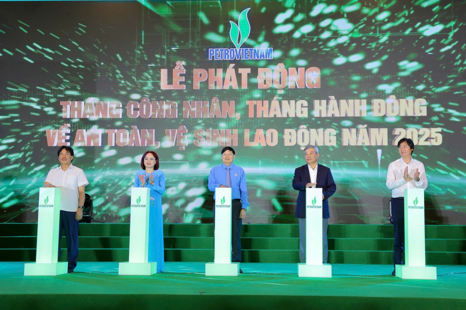 Các đại biểu nhấn nút phát động Tháng Công nhân - Tháng ATVSLĐ năm 2025.